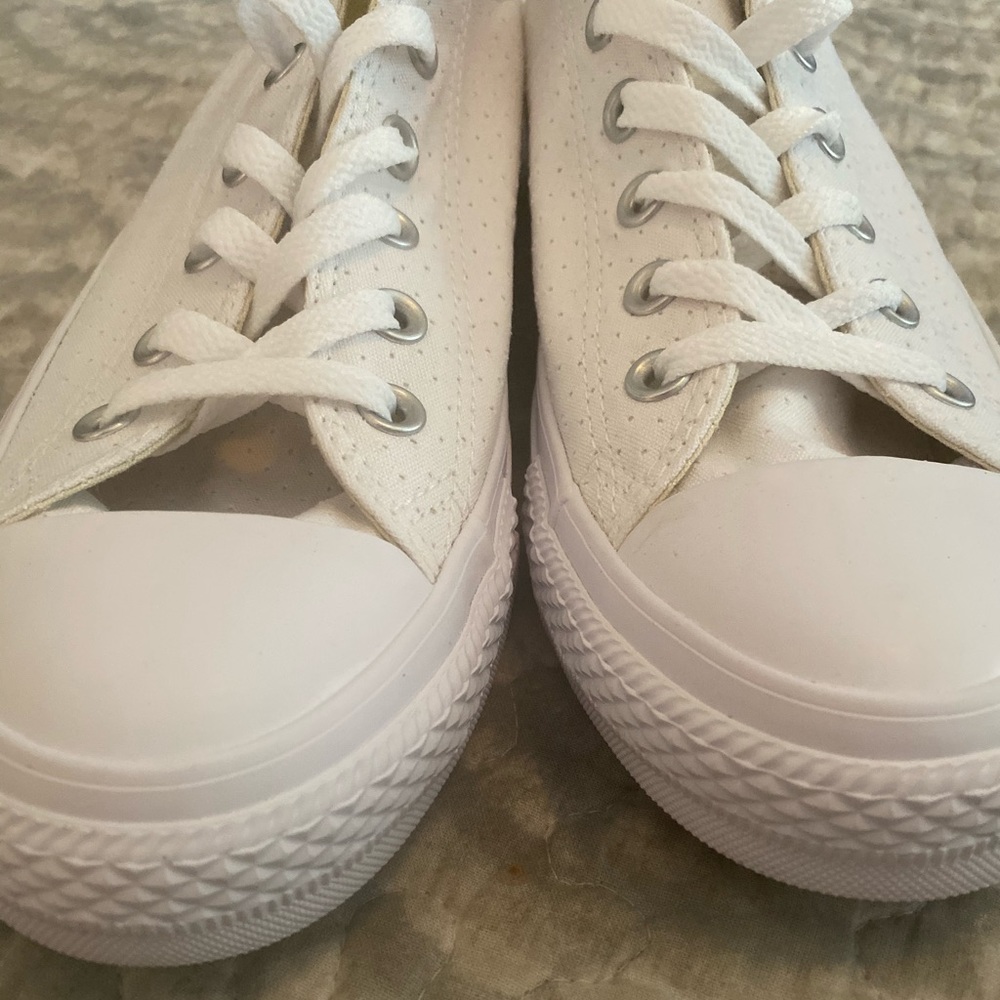CUSTOM✨✨White on White Converse AllStars